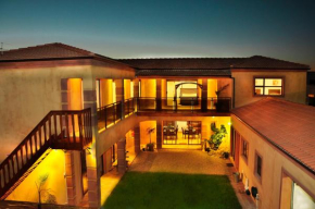 Отель Me Casa Guest House  Порт-Элизабет